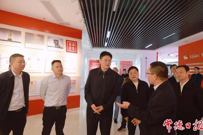 罗毅君带队调研社会工作