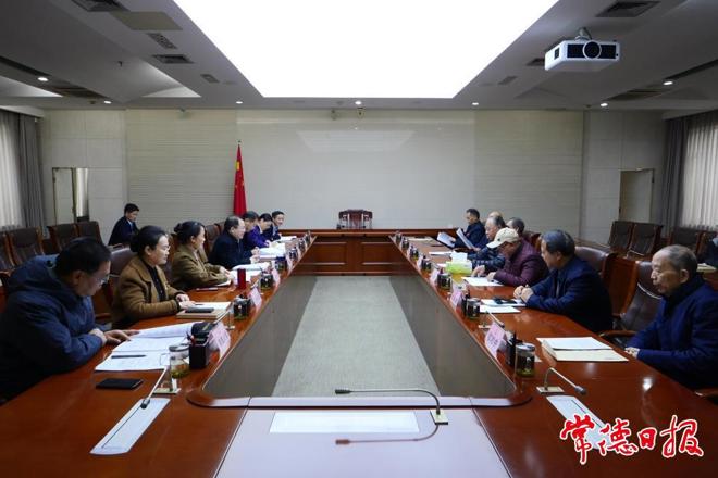 周振宇就《政府工作报告》征求老干部意见与建议