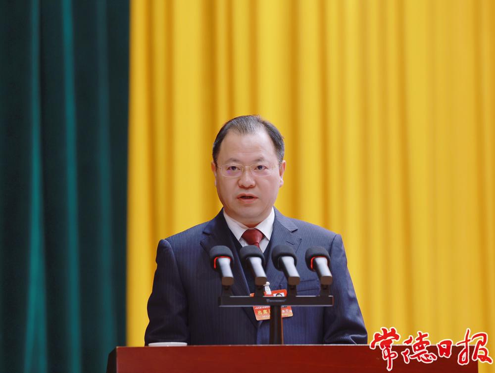 周振宇作政府工作报告