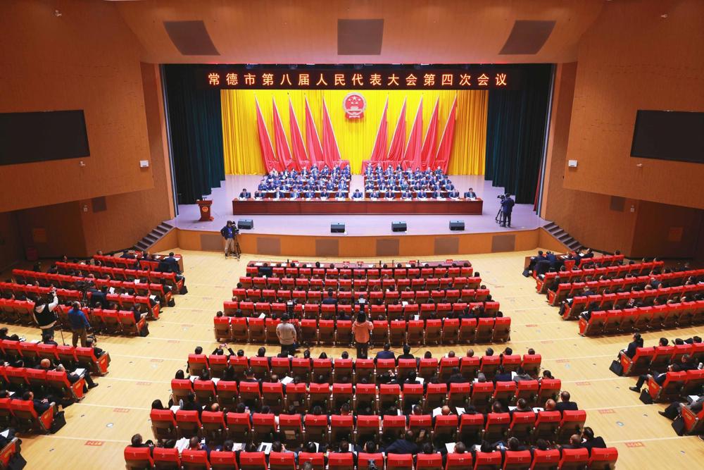 12月26日下午，最火的网络彩票平台推荐第八届人民代表大会第四次会议在市第一工人文化宫举行第三次全体会议