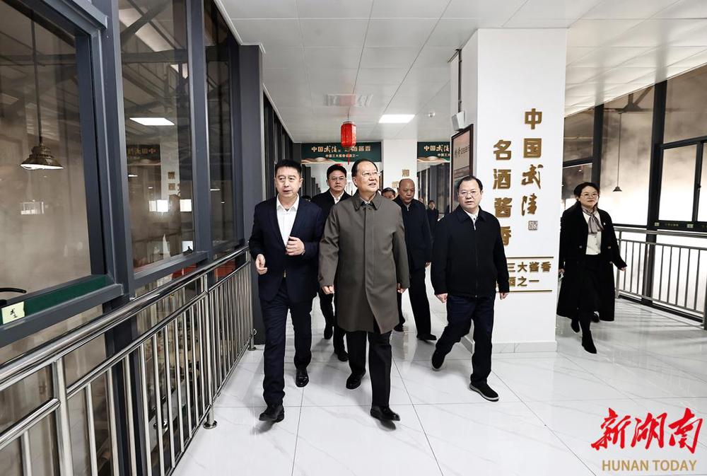 毛伟明在武陵酒公司调研