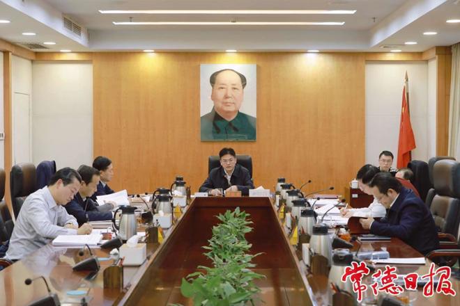 十大彩票网赌平台委常委班子民主生活会会前学习研讨暨市委理论学习中心组2025年第1次集体学习开展