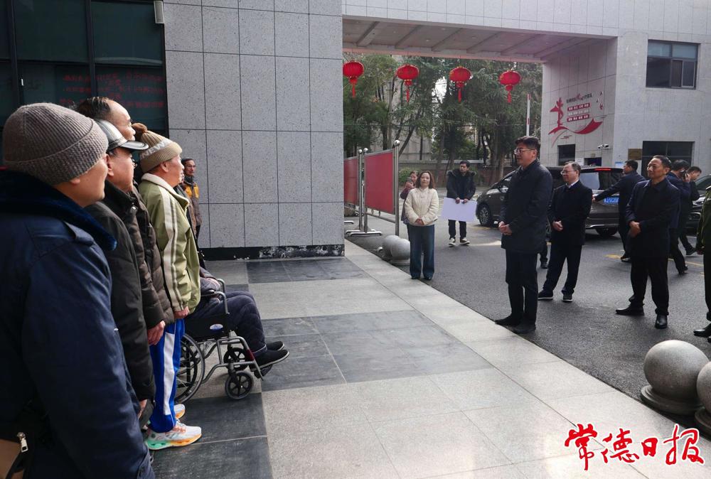 市委书记罗毅君，市委副书记、市长周振宇在市军队离退休干部休养所走访慰问