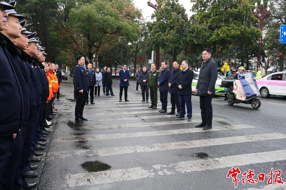 市委书记罗毅君，市委副书记、市长周振宇看望慰问一线城管、环卫工作者