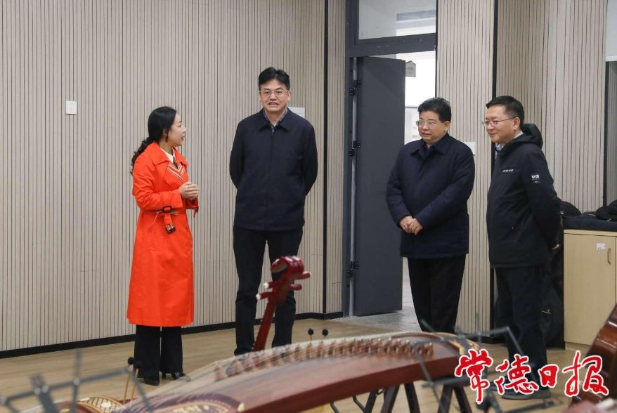 市委书记罗毅君（左二）在武陵区育英小学调研