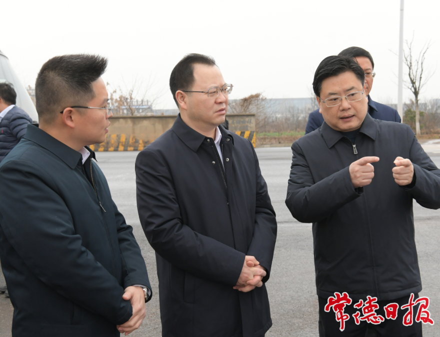 周振宇（中）调研化工园区污水处理厂项目