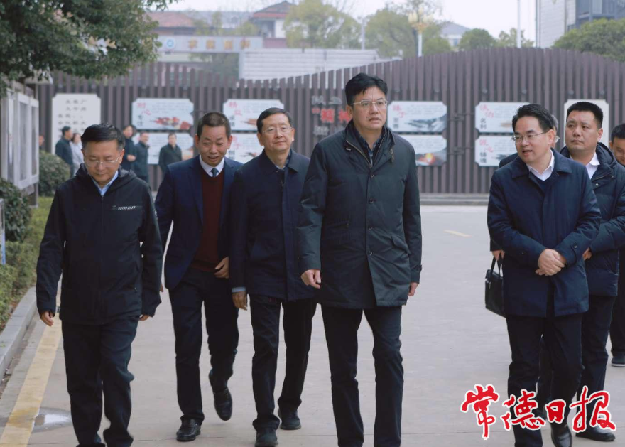 市委书记罗毅君（左四）在汉寿县职业中等专业学校调研