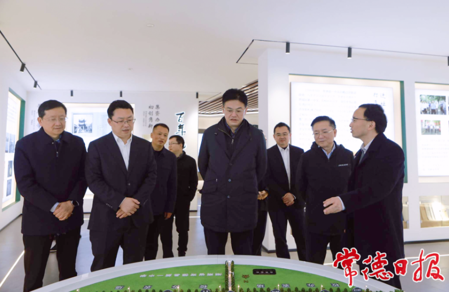 市委书记罗毅君（右四）在鼎城区第一中学调研