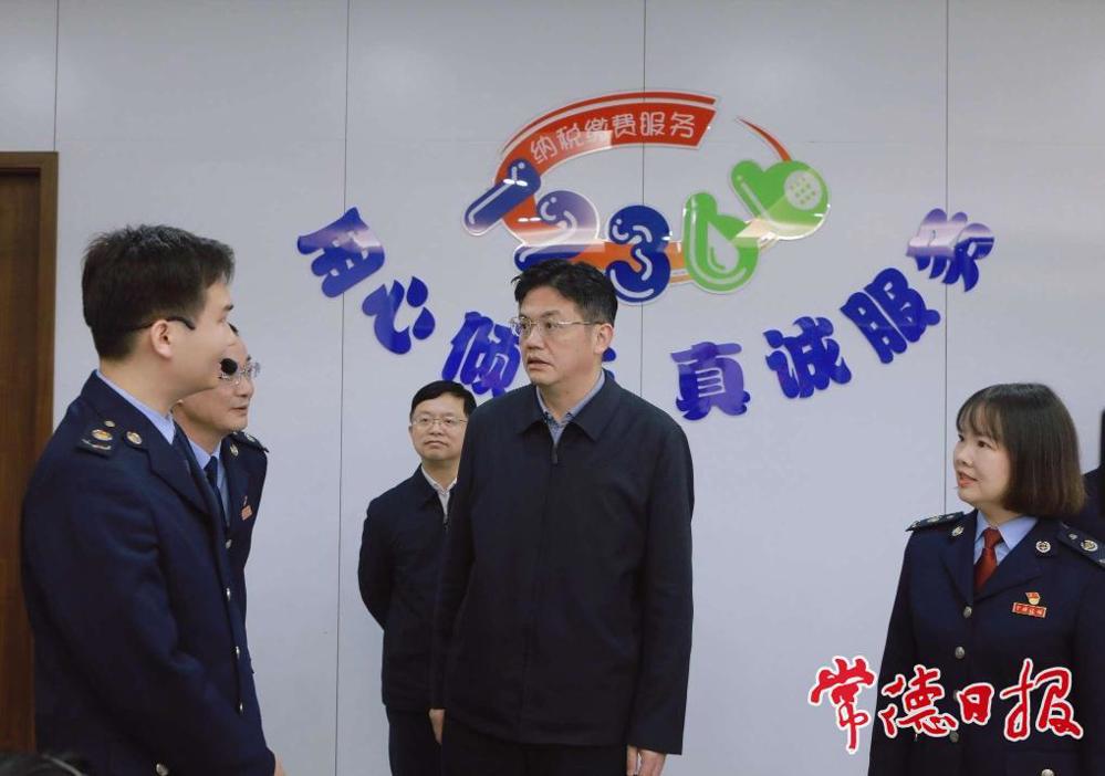 在市税务局调研