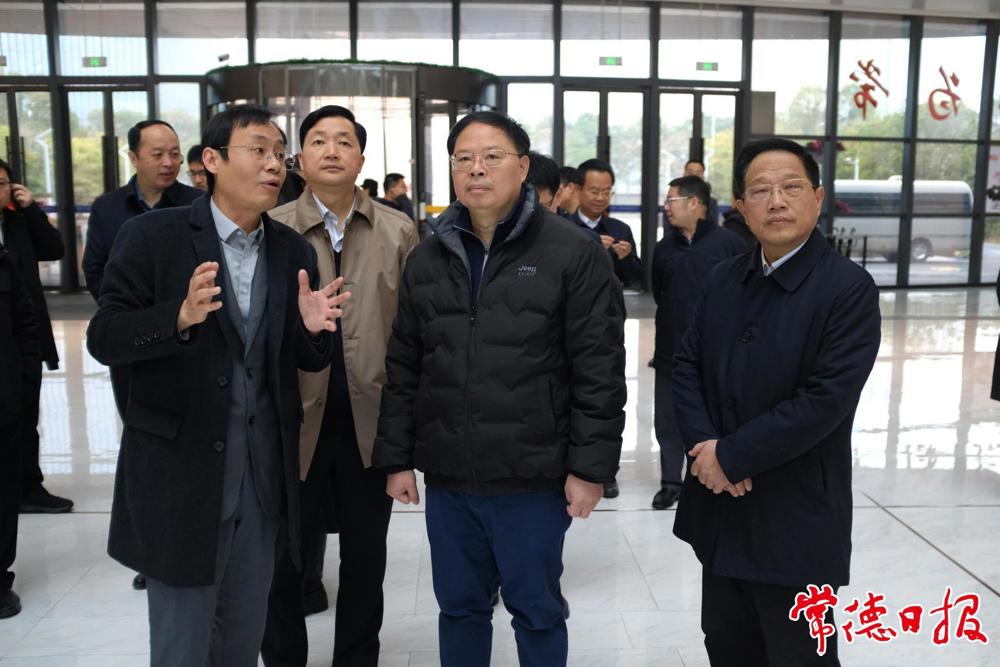 调研组一行在市民之家调研政务服务情况