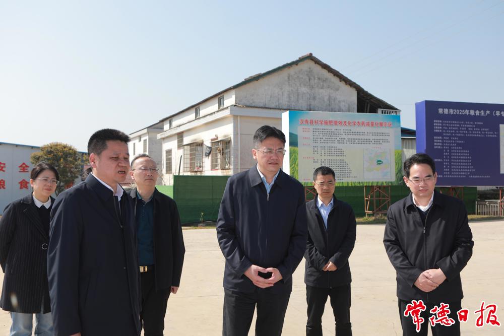 市委书记罗毅君在汉寿县岩汪湖镇武竺山村水稻生产万亩示范片调研 市委书记罗毅君在汉寿县岩汪湖镇武竺山村水稻生产万亩示范片调研