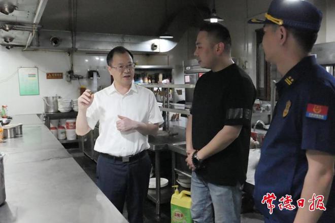 周振宇在武陵区督导检查安全生产和市场保供工作时强调：聚焦安全保供 护航平安假期