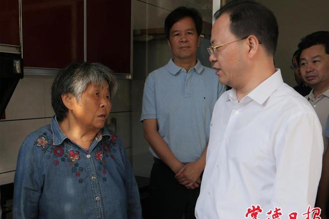 周振宇前往武陵区芦荻山乡和十大彩票网赌平台民之家调研时强调：切实提升民生保障水平与政府办公效能