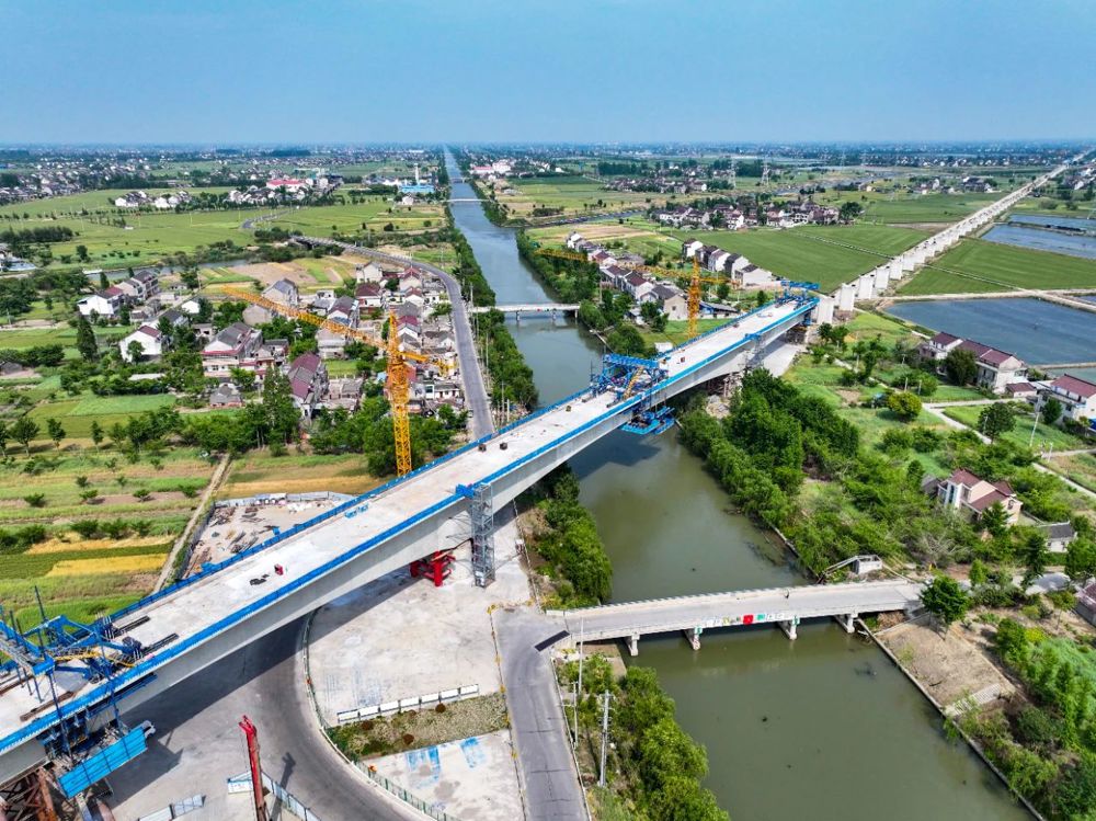 4月30日拍摄的沪渝蓉高铁通泰扬特大桥跨古马干河连续梁建设现场。新华社发(顾继红/摄)