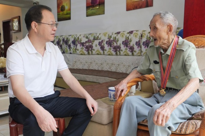 周振宇开展“八一”前走访慰问、防暑保安康“送清凉”活动