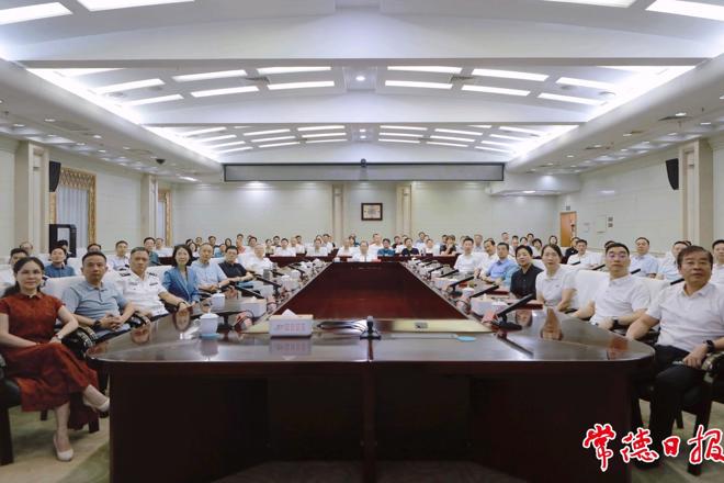 十大彩票网赌平台委机关党员干部集中收看纪念中国人民抗日战争暨世界反法西斯战争胜利80周年大会直播 周振宇参加收看