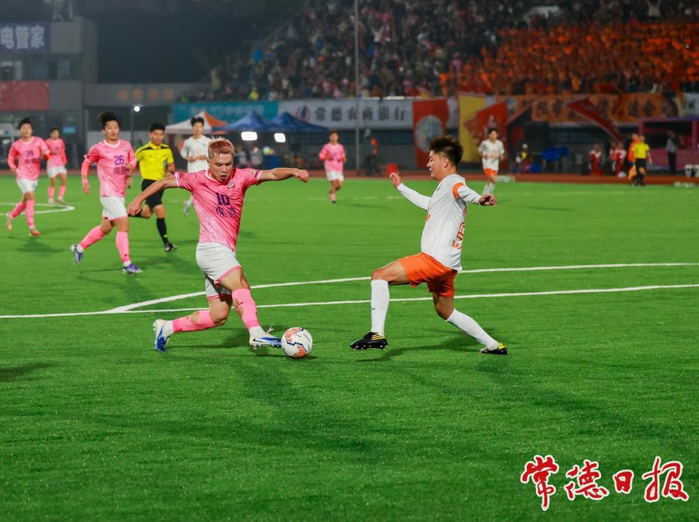 双方球员在绿茵场上激烈拼抢 双方球员在绿茵场上激烈拼抢