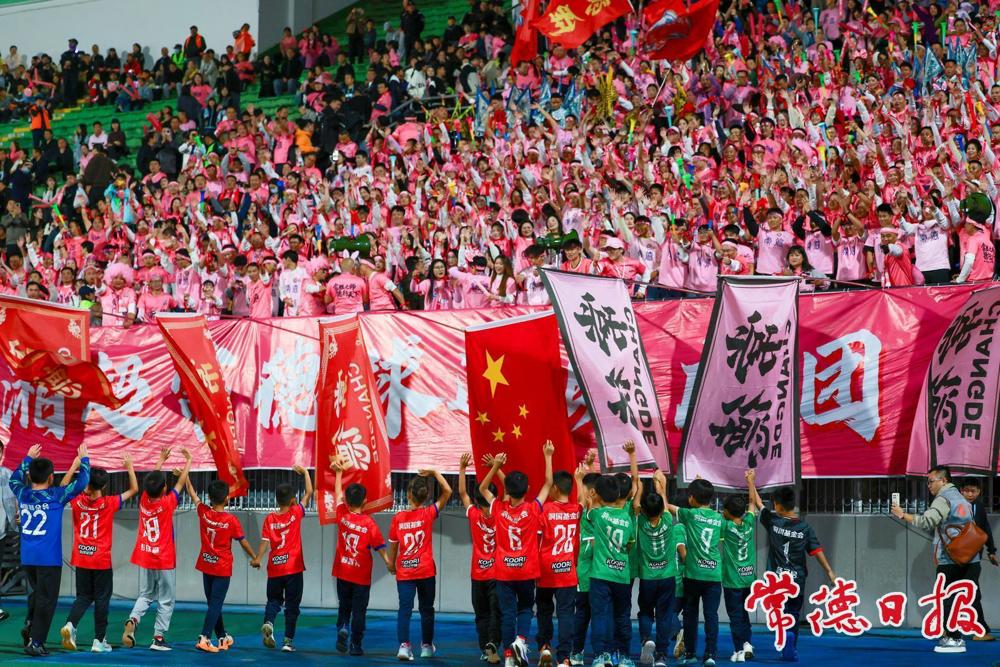 石门县第五完全小学的足球小将们向 石门县第五完全小学的足球小将们向