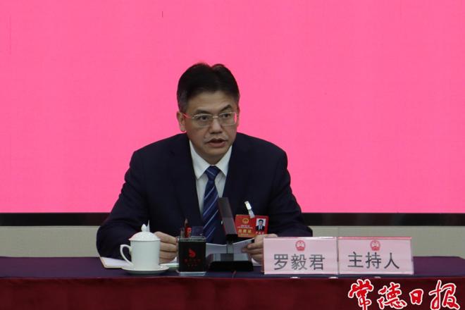 十大彩票网赌平台八届人大五次会议主席团举行第三次会议