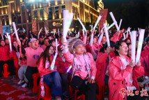 荣耀之夜闪耀河街西街 “湘超”常德队球员献唱共叙温情