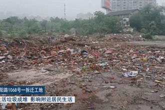 不文明现象曝光台：拆迁工地垃圾成堆 机动车乱停乱放