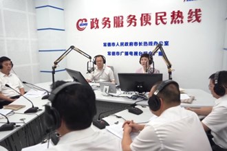 周振宇走进“政务服务便民热线”直播间 倾听市民呼声、解答市民疑问