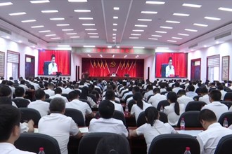 曹志强为安乡县党员干部讲廉政党课